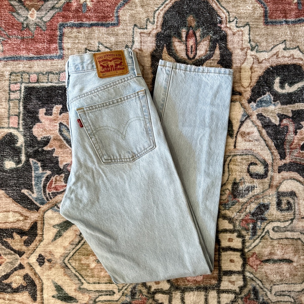 Levi’s 501 Light Wash High-Waisted Straight Leg Jeans 26x30